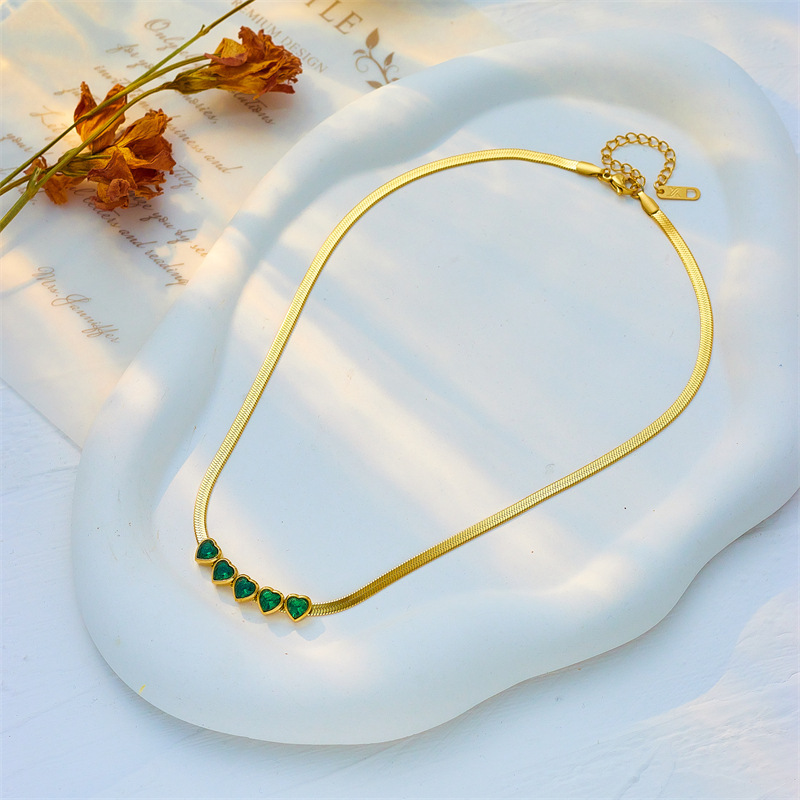 European and American cross-border fashion retro niche design green diamond-encrusted heart snake chain necklace simple, elegant and versatile