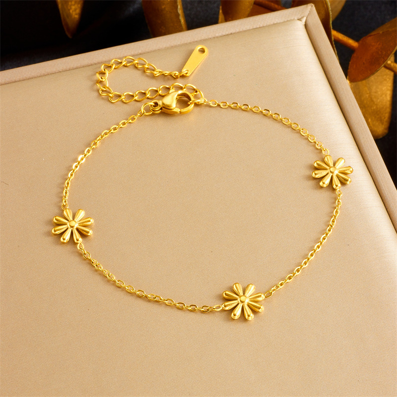 Cross-border fashion, simple and versatile everyday commuting stainless steel gold-plated daisy accessory chain set necklace and bracelet
