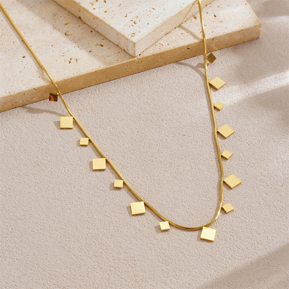 Stylish, simple, versatile everyday clavicle chain with gold-plated, smooth surface, geometric round and square accessories.