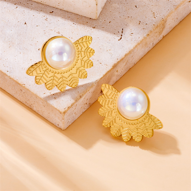 European and American style, retro and high-end, gold-plated fan-shaped feather pearl accessories, stainless steel earrings
