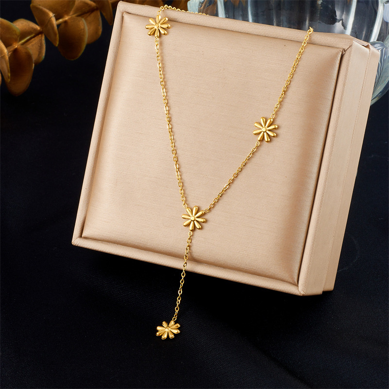 Cross-border fashion, simple and versatile everyday commuting stainless steel gold-plated daisy accessory chain set necklace and bracelet