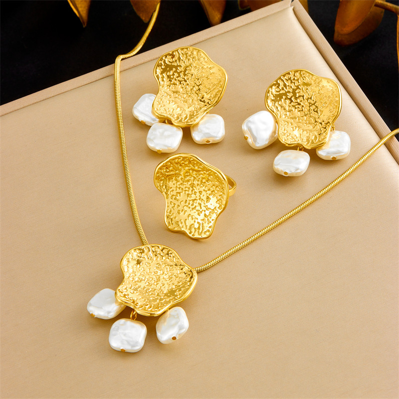 European and American cross-border gold-plated high-end jewelry set with irregular geometric accessories, pearl pendant, necklace, earrings, and ring.