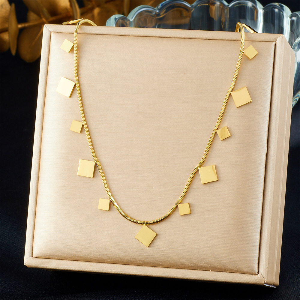 Stylish, simple, versatile everyday clavicle chain with gold-plated, smooth surface, geometric round and square accessories.