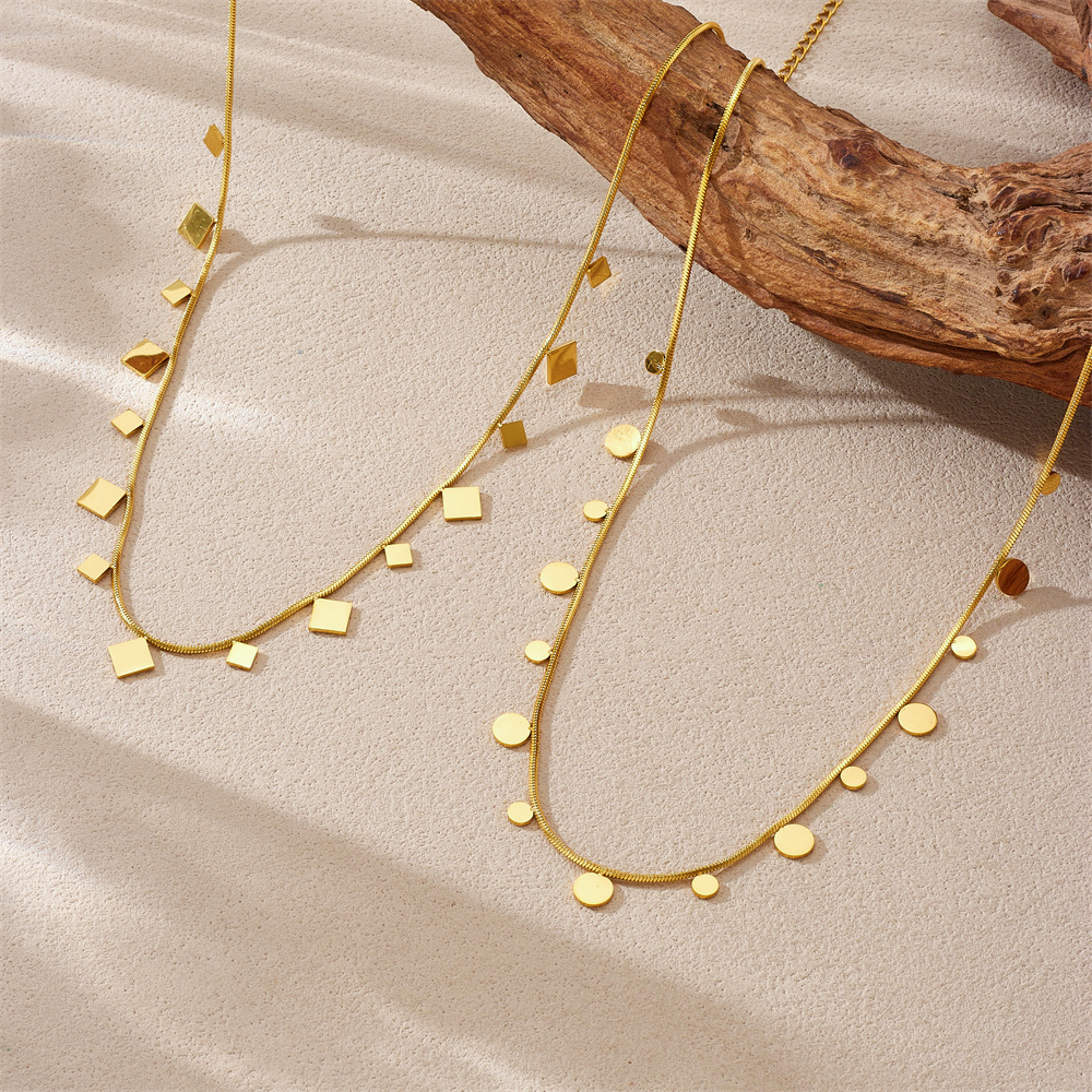 Stylish, simple, versatile everyday clavicle chain with gold-plated, smooth surface, geometric round and square accessories.
