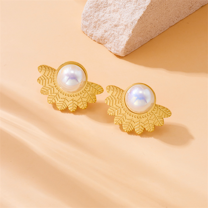 European and American style, retro and high-end, gold-plated fan-shaped feather pearl accessories, stainless steel earrings