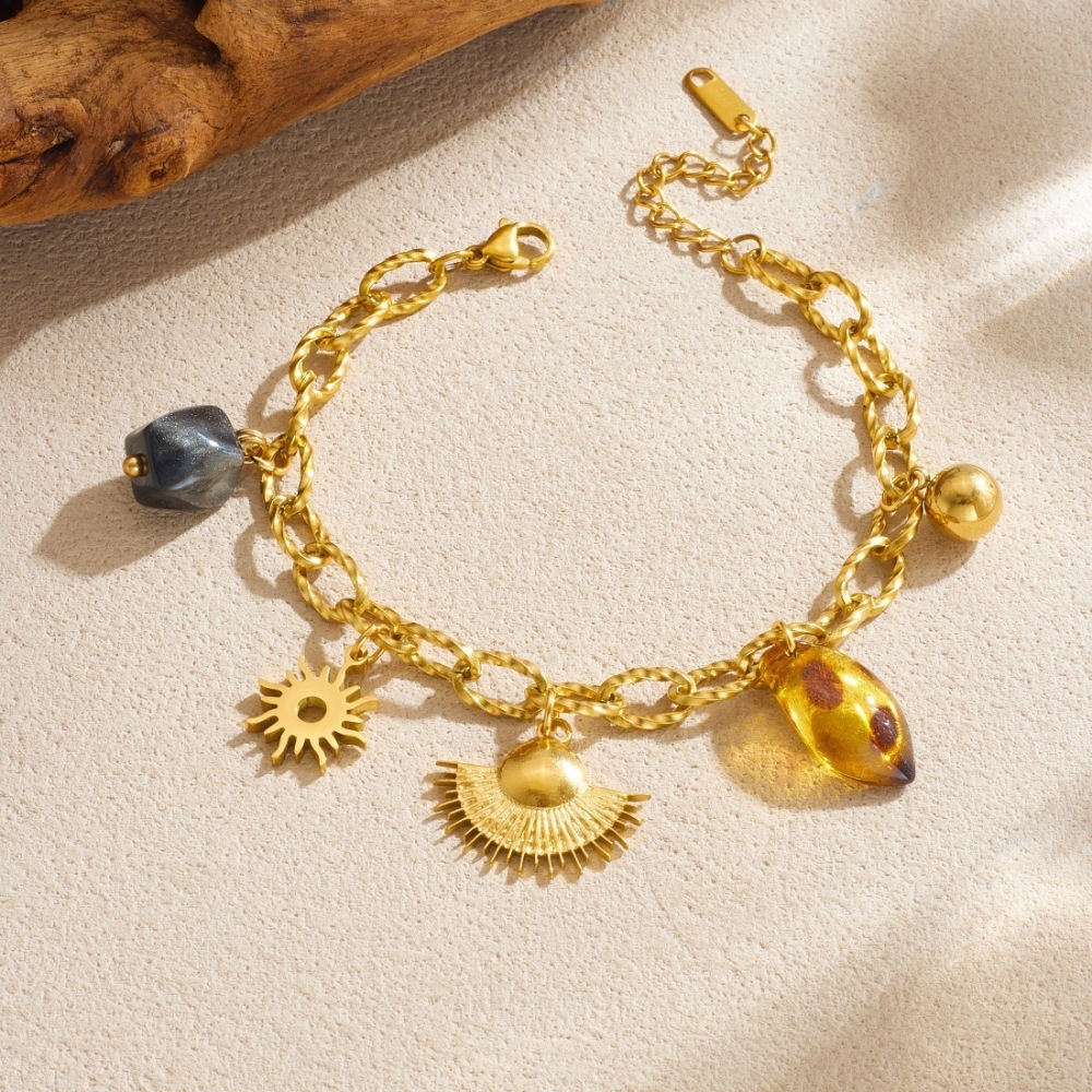 Fashionable retro versatile sun fan-shaped stainless steel pendant chain gold-plated bracelet with a high-end chunky chain.