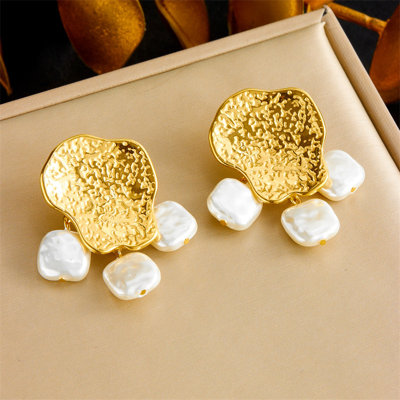 European and American cross-border gold-plated high-end jewelry set with irregular geometric accessories, pearl pendant, necklace, earrings, and ring.