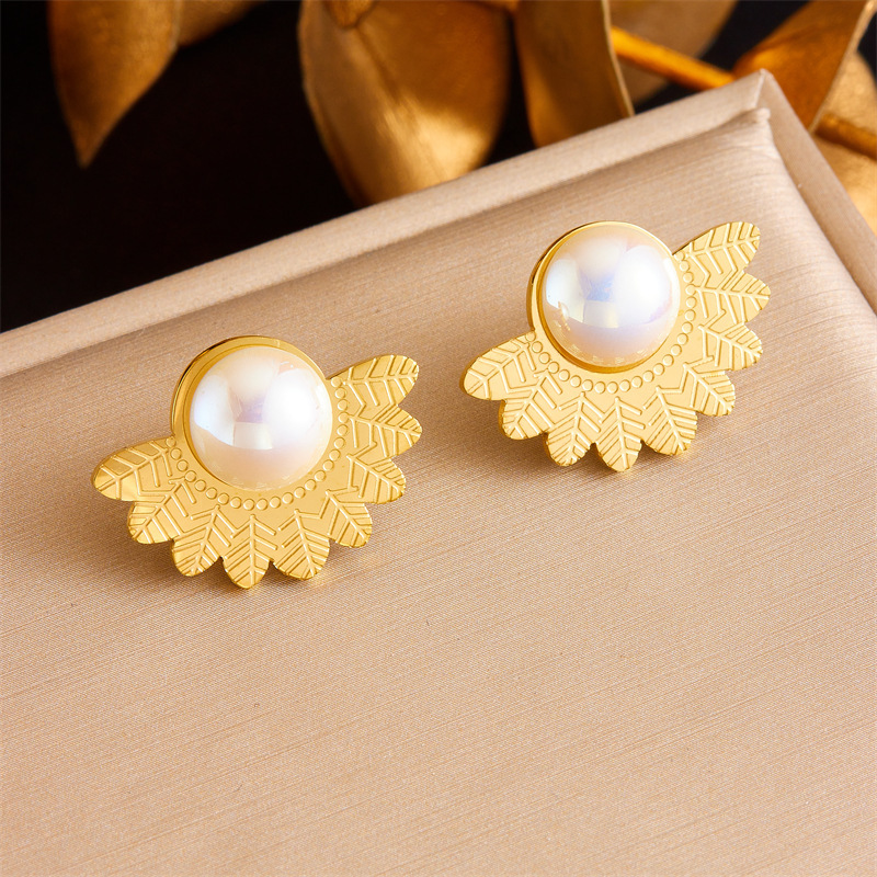 European and American style, retro and high-end, gold-plated fan-shaped feather pearl accessories, stainless steel earrings