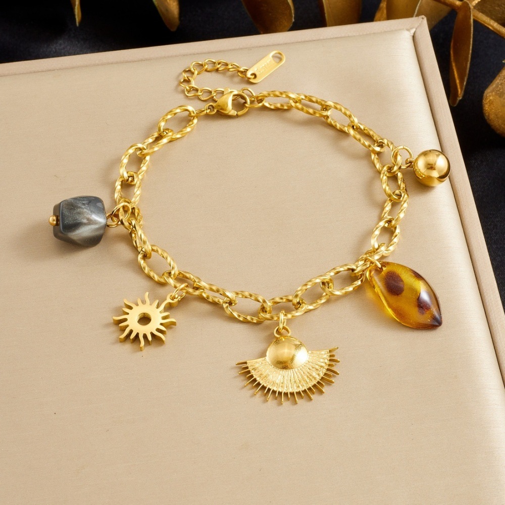 Fashionable retro versatile sun fan-shaped stainless steel pendant chain gold-plated bracelet with a high-end chunky chain.