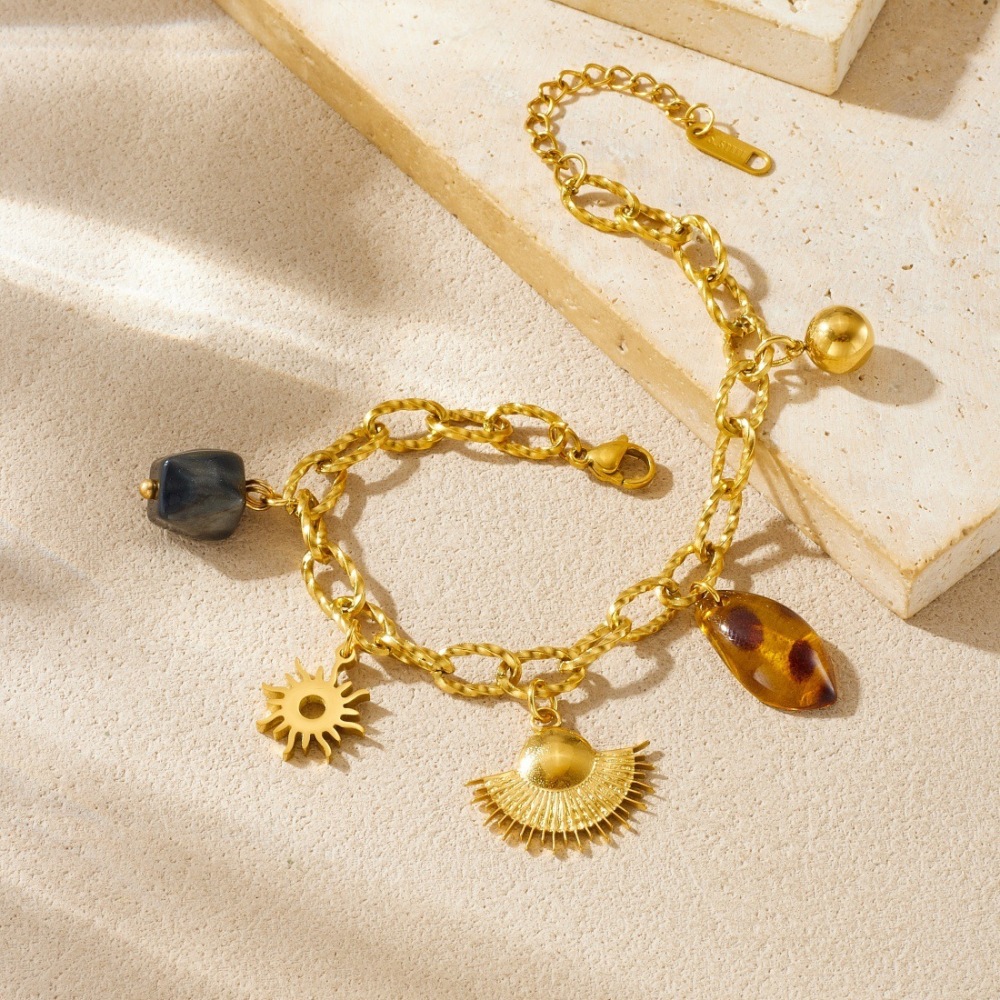 Fashionable retro versatile sun fan-shaped stainless steel pendant chain gold-plated bracelet with a high-end chunky chain.