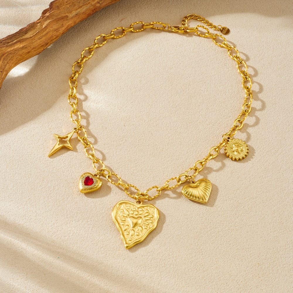 European and American cross-border retro heavy-duty irregular heart-shaped gold-plated pendant with diamonds, star compass pendant, accessory necklace