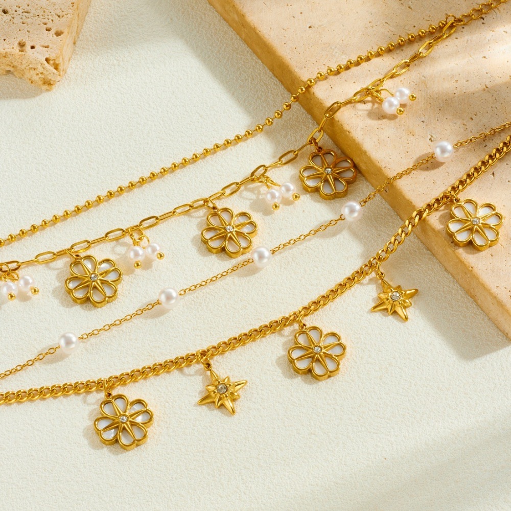 Niche fashion, understated luxury, versatile floral pearl bracelet, gold-plated stainless steel double-layer chain, high-end feel.