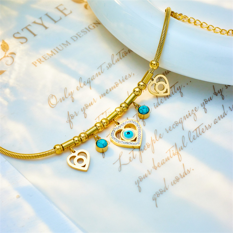 Niche creative and stylish hollowed-out heart-shaped blue eye pendant chain, titanium steel metal jewelry, versatile bracelet.