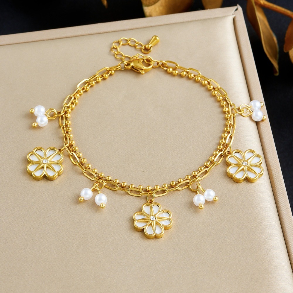 Niche fashion, understated luxury, versatile floral pearl bracelet, gold-plated stainless steel double-layer chain, high-end feel.