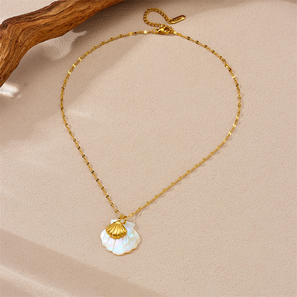 New cross-border product: Beach and ocean-themed stainless steel pendant necklace, plated with 18K gold, featuring starfish, conch shells, and sea turtles.