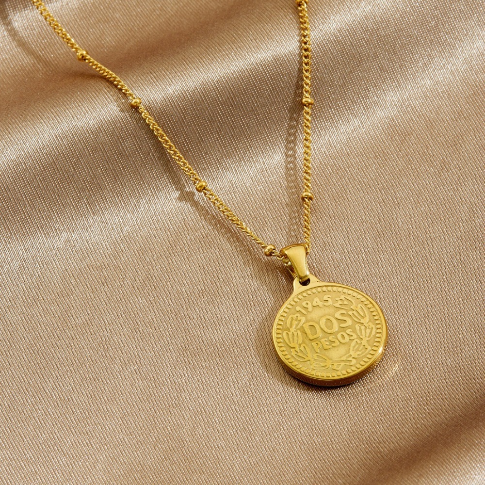 Cross-border fashion retro gold-plated round relief portrait head pendant stainless steel jewelry clavicle necklace