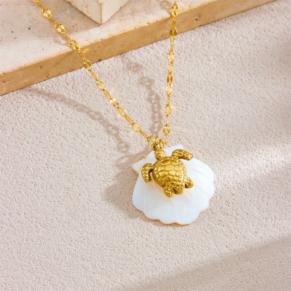 New cross-border product: Beach and ocean-themed stainless steel pendant necklace, plated with 18K gold, featuring starfish, conch shells, and sea turtles.