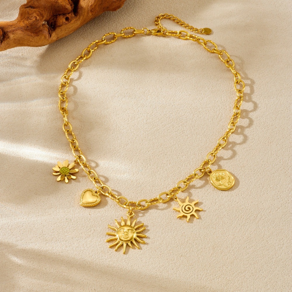 Cross-border fashion heavy-duty retro diamond-encrusted sunflower heart round pendant stainless steel face sun accessory necklace