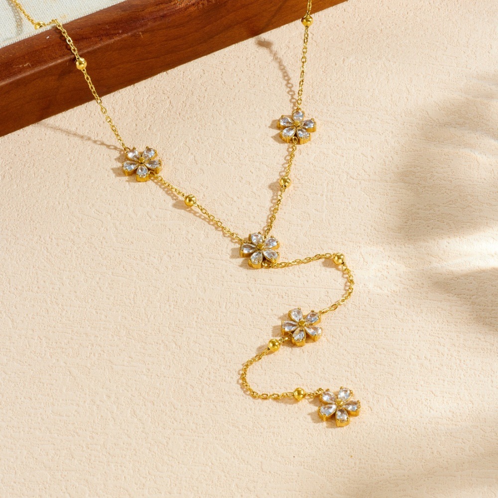 Korean style, fashionable, exquisite, simple, transparent, rhinestone-studded, flower-patterned, long tassel chain stainless steel gold-plated clavicle necklace