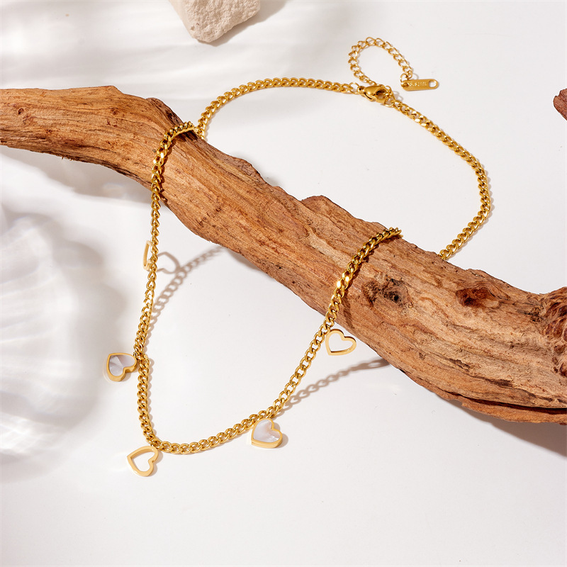 Korean style, simple and fashionable, commuter-friendly, hollowed-out white shell heart accessory chain stainless steel jewelry necklace