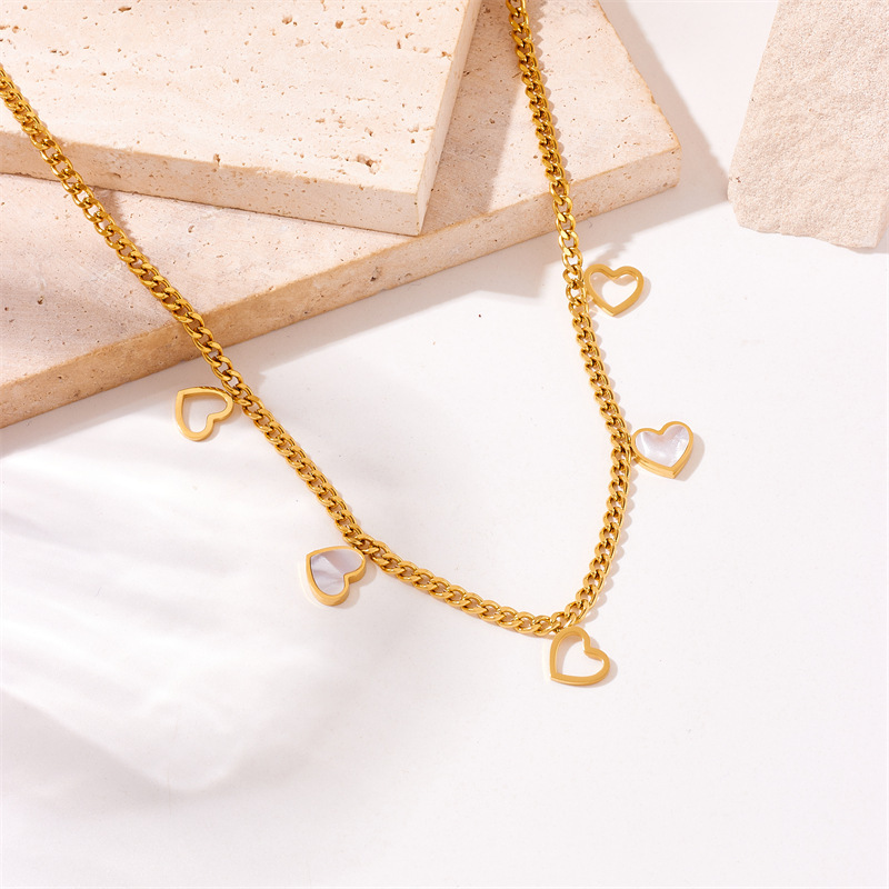 Korean style, simple and fashionable, commuter-friendly, hollowed-out white shell heart accessory chain stainless steel jewelry necklace