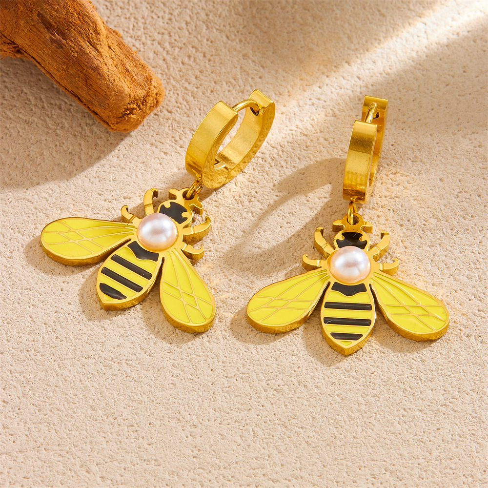 Fashionable, creative, and unique faux pearl-encrusted bee pendant stainless steel gold-plated round earrings/insect earrings