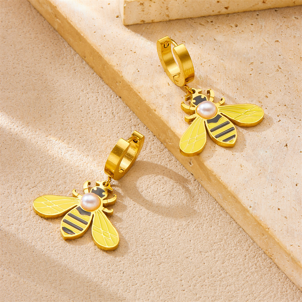 Fashionable, creative, and unique faux pearl-encrusted bee pendant stainless steel gold-plated round earrings/insect earrings