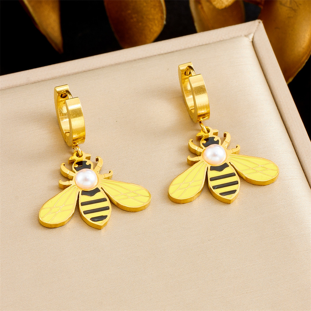 Fashionable, creative, and unique faux pearl-encrusted bee pendant stainless steel gold-plated round earrings/insect earrings