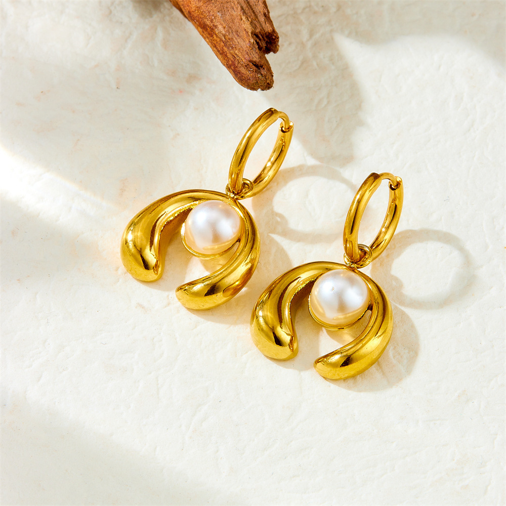 Stylish, elegant, versatile pearl horseshoe-shaped earrings, stainless steel women's earrings.