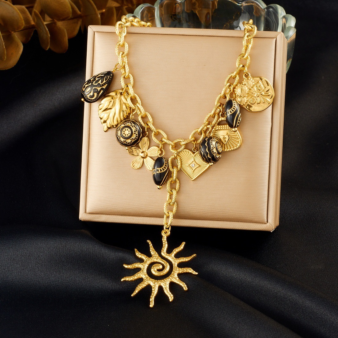 Cross-border fashion, unique retro black carved geometric gold-plated spiral sunflower and leaf pendant necklace