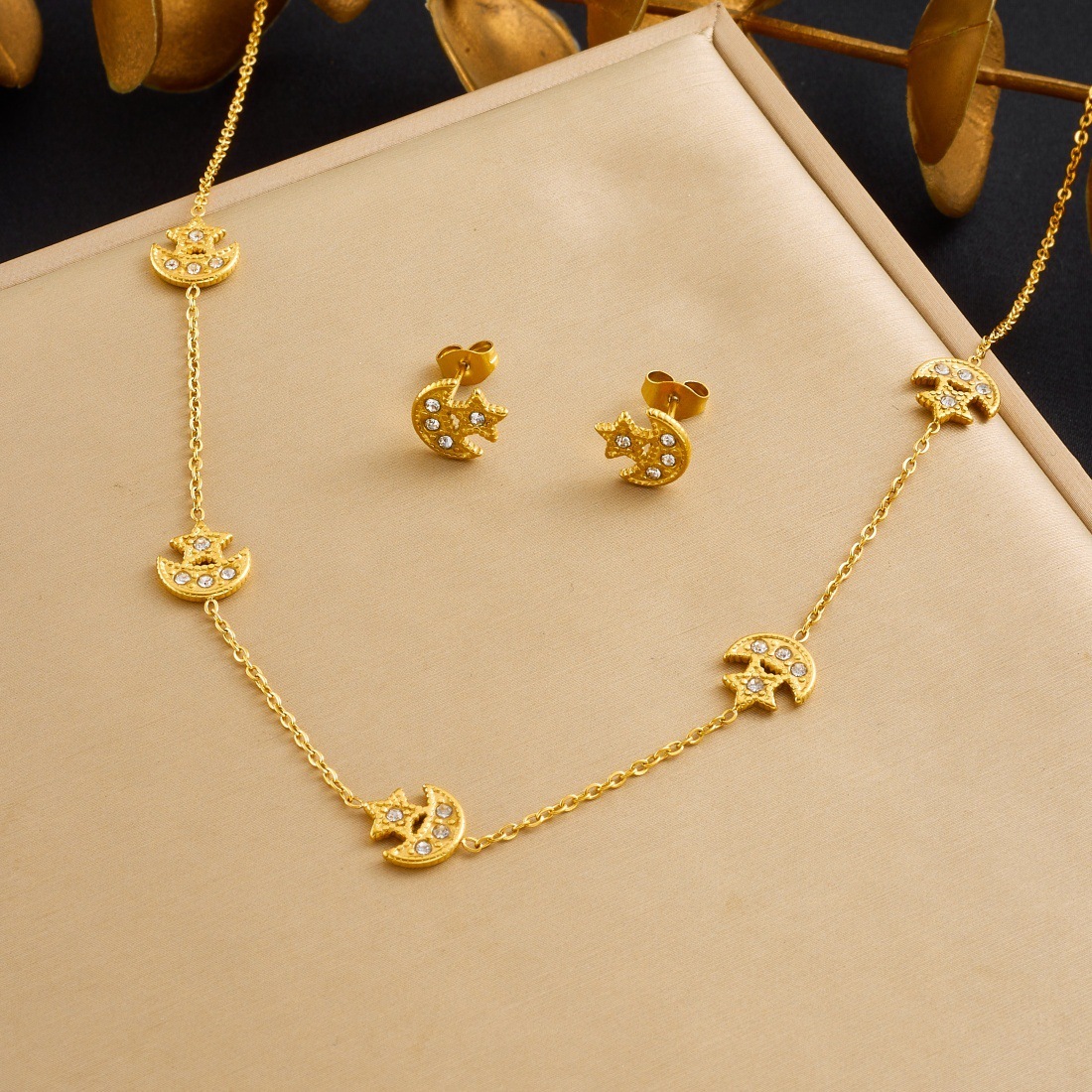 Cross-border fashion minimalist exquisite star and moon diamond pendant accessory gold-plated stainless steel jewelry set