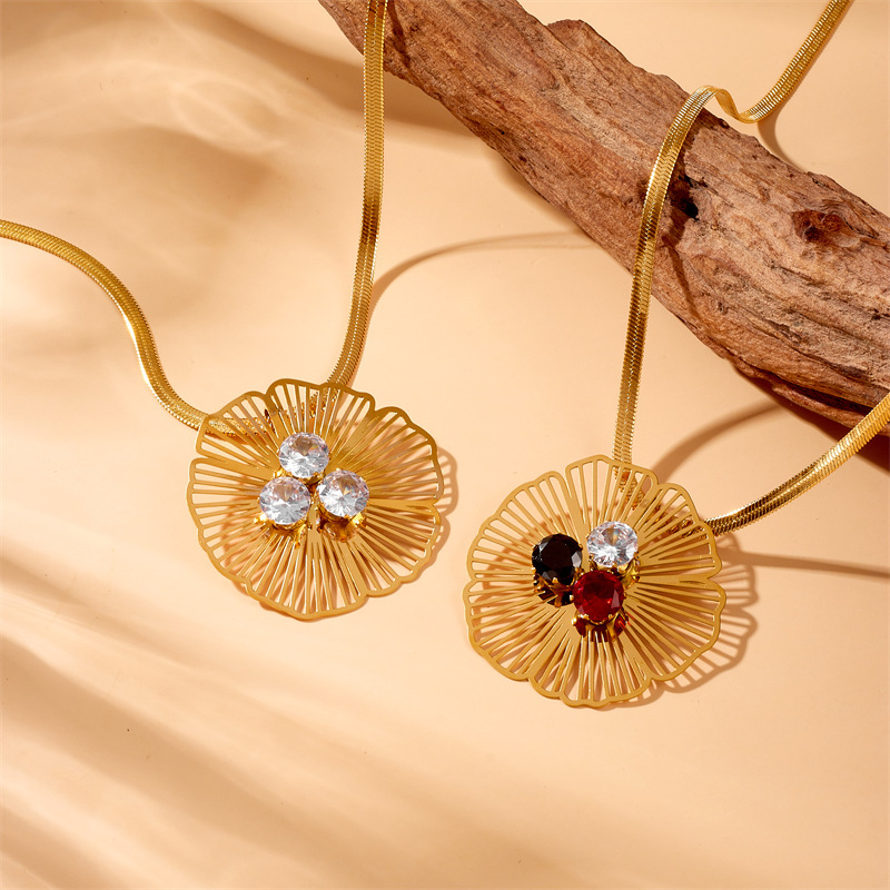 European and American cross-border fashion retro hollowed-out gold-plated diamond-encrusted flower pendant accessories stainless steel necklace