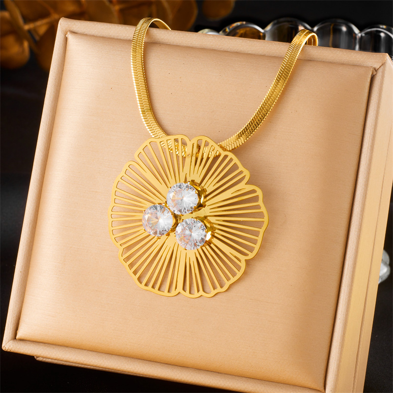 European and American cross-border fashion retro hollowed-out gold-plated diamond-encrusted flower pendant accessories stainless steel necklace