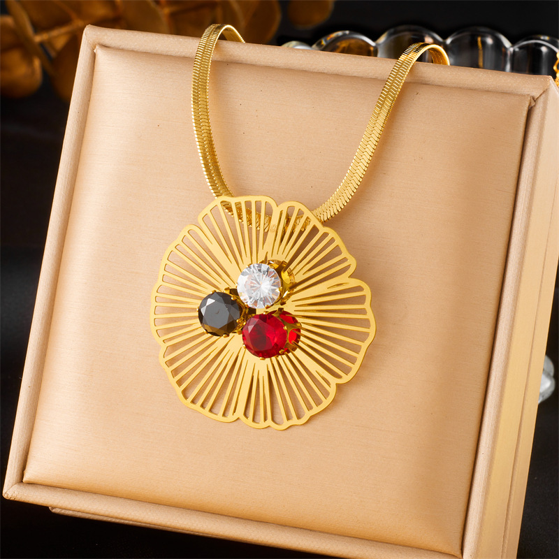 European and American cross-border fashion retro hollowed-out gold-plated diamond-encrusted flower pendant accessories stainless steel necklace