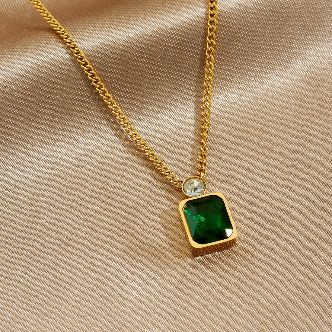 Cross-border fashion minimalist diamond-encrusted gold-plated square geometric pendant chain stainless steel versatile jewelry necklace