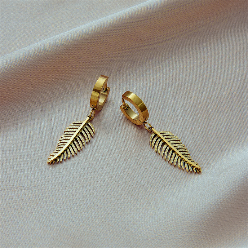 European and American style, fashionable, commuter-friendly, minimalist, niche design, titanium steel metal feather pendant jewelry, versatile, cool style earrings