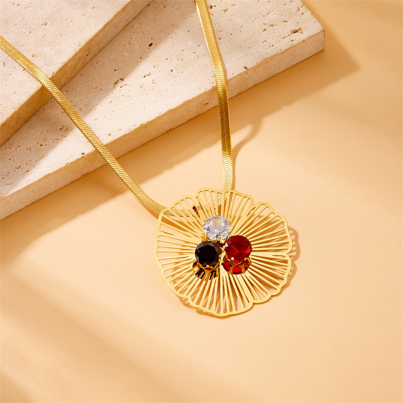 European and American cross-border fashion retro hollowed-out gold-plated diamond-encrusted flower pendant accessories stainless steel necklace