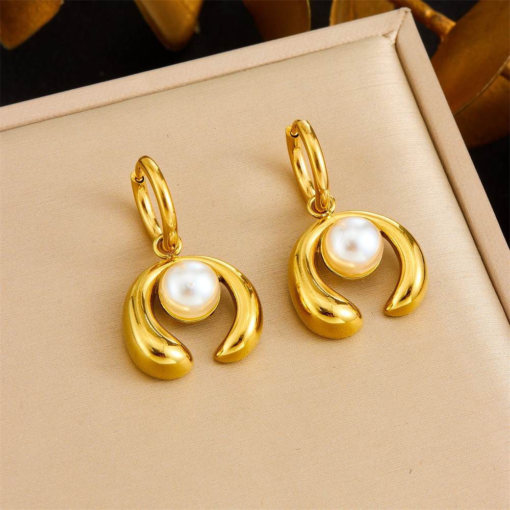 Stylish, elegant, versatile pearl horseshoe-shaped earrings, stainless steel women's earrings.