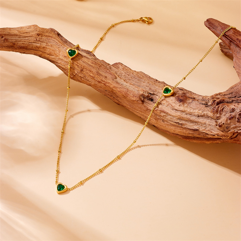 Cross-border fashion niche style elegant stainless steel bracelet and necklace set with green diamond heart-shaped accessories