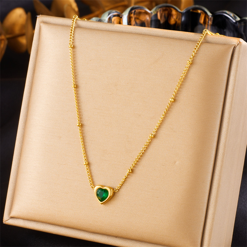 Cross-border fashion niche style elegant stainless steel bracelet and necklace set with green diamond heart-shaped accessories