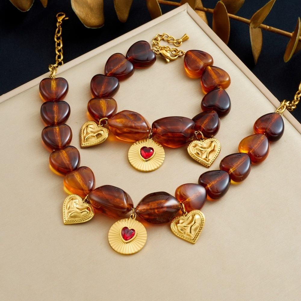 Cross-border fashion Maillard tiger's eye beaded chain with gold-plated heart-shaped diamond-encrusted round pendant jewelry set