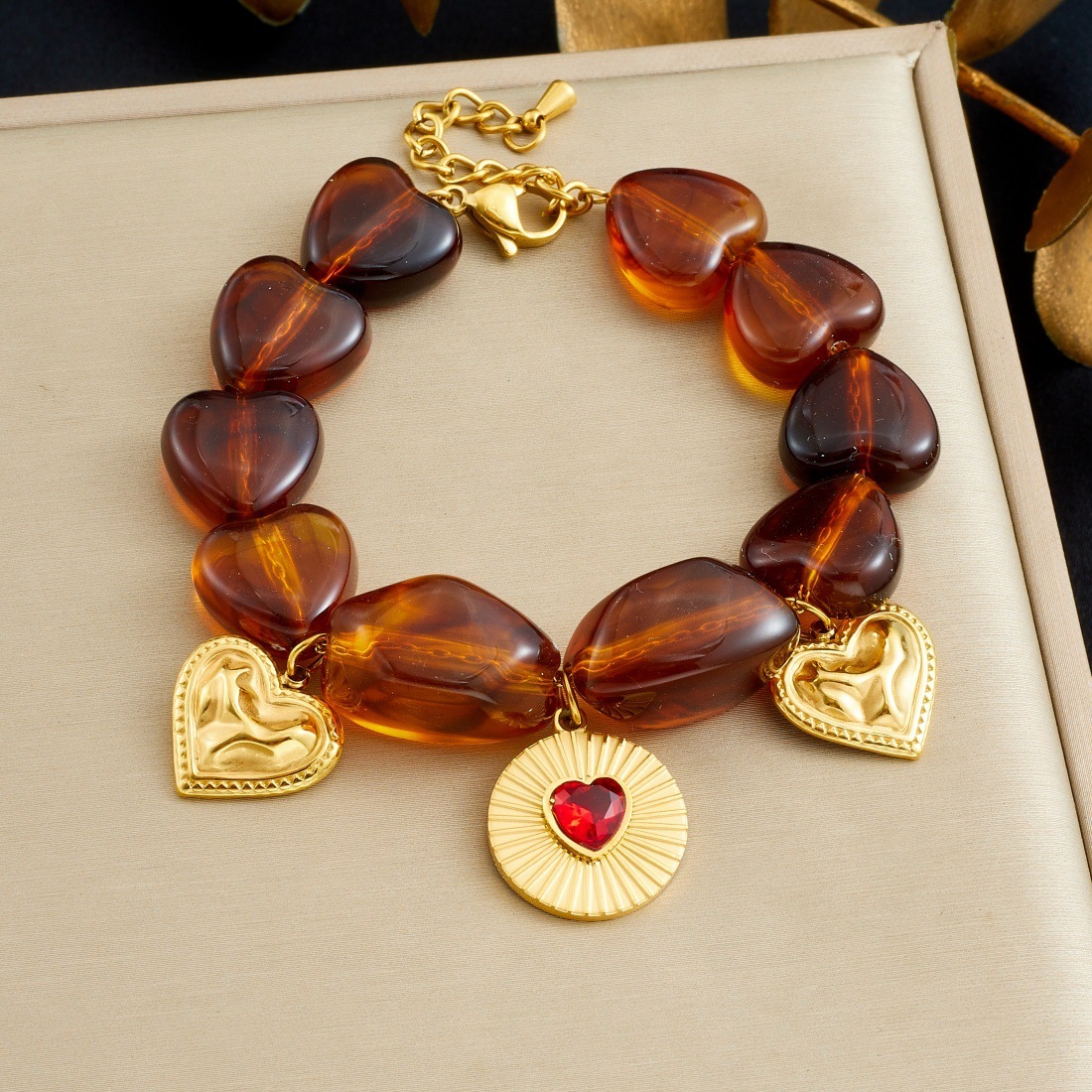 Cross-border fashion Maillard tiger's eye beaded chain with gold-plated heart-shaped diamond-encrusted round pendant jewelry set