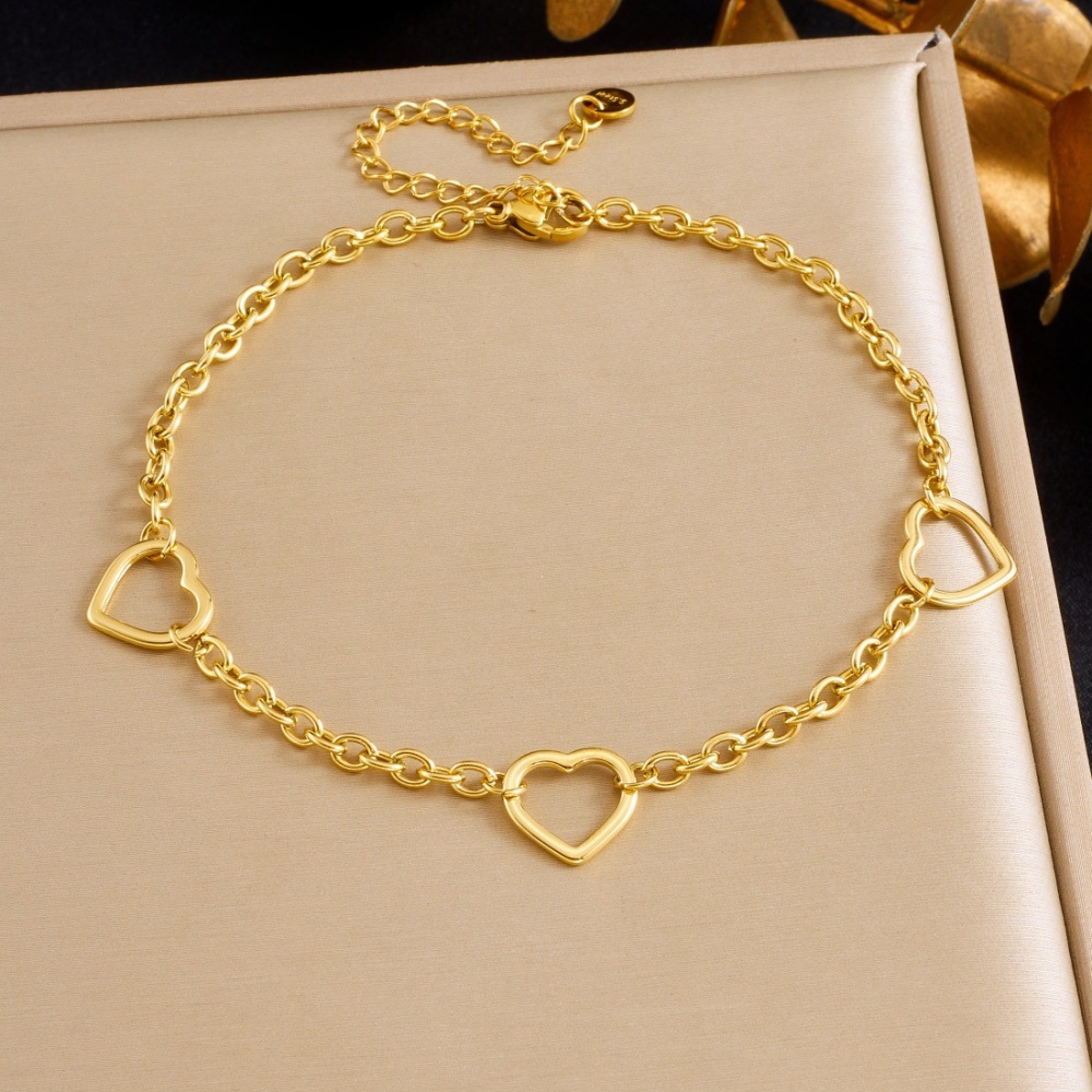 Korean style, fashionable and simple, gold-plated hollow heart-shaped accessory chain, stainless steel, versatile jewelry, heart-shaped pendant bracelet.