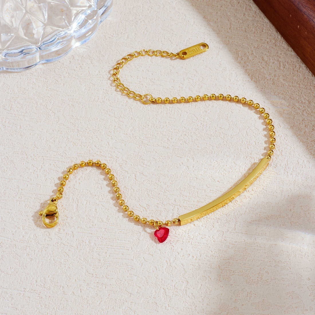 Niche fashion minimalist light luxury gold-plated stainless steel chain bracelet with red heart-shaped pendant, versatile and elegant.