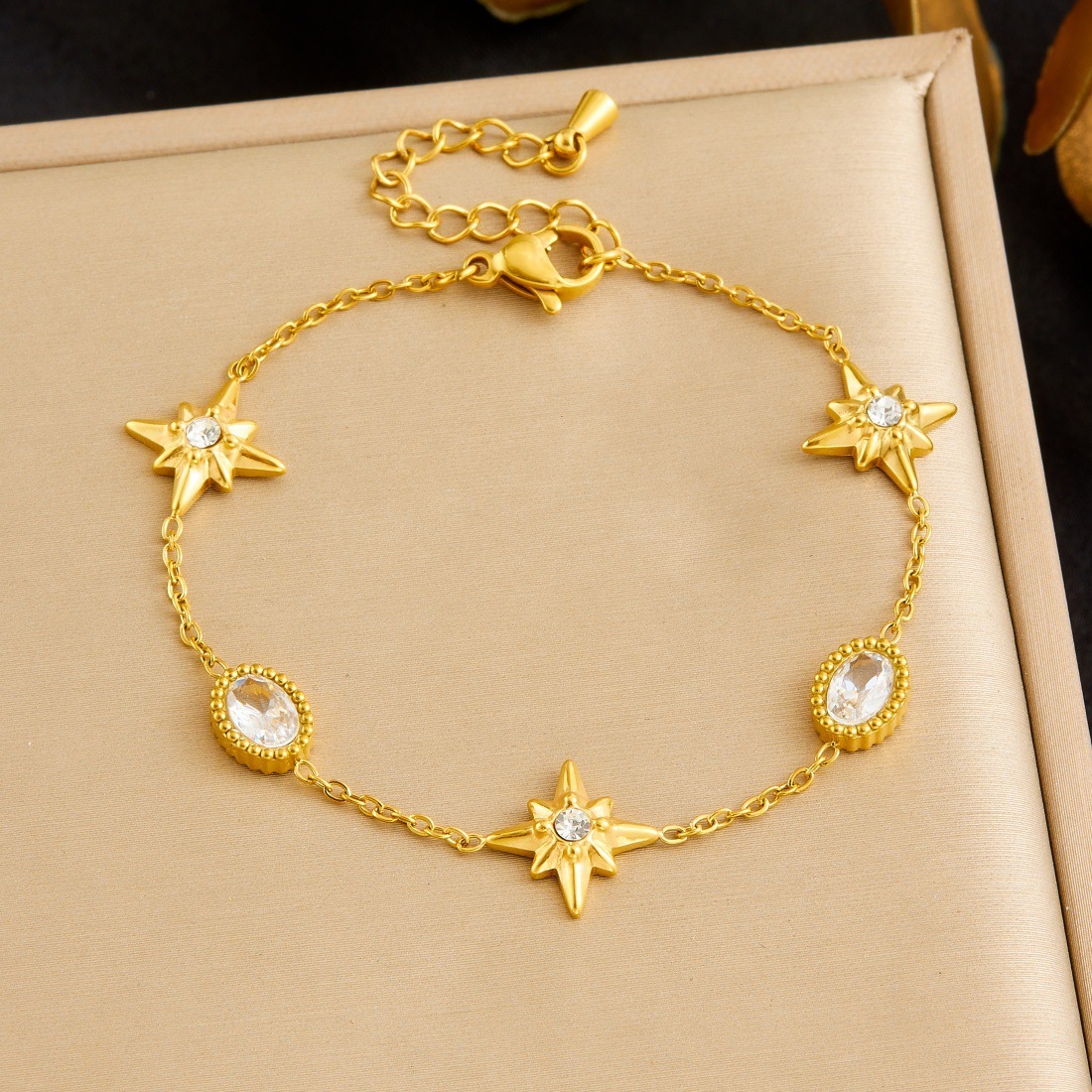 Korean style, fashionable and simple, rhinestone-encrusted oval gold-plated eight-pointed star accessory chain, exquisite stainless steel jewelry bracelet.