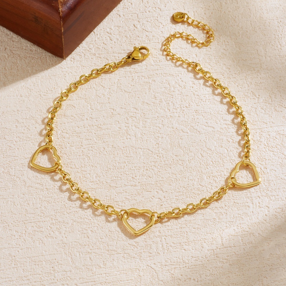 Korean style, fashionable and simple, gold-plated hollow heart-shaped accessory chain, stainless steel, versatile jewelry, heart-shaped pendant bracelet.