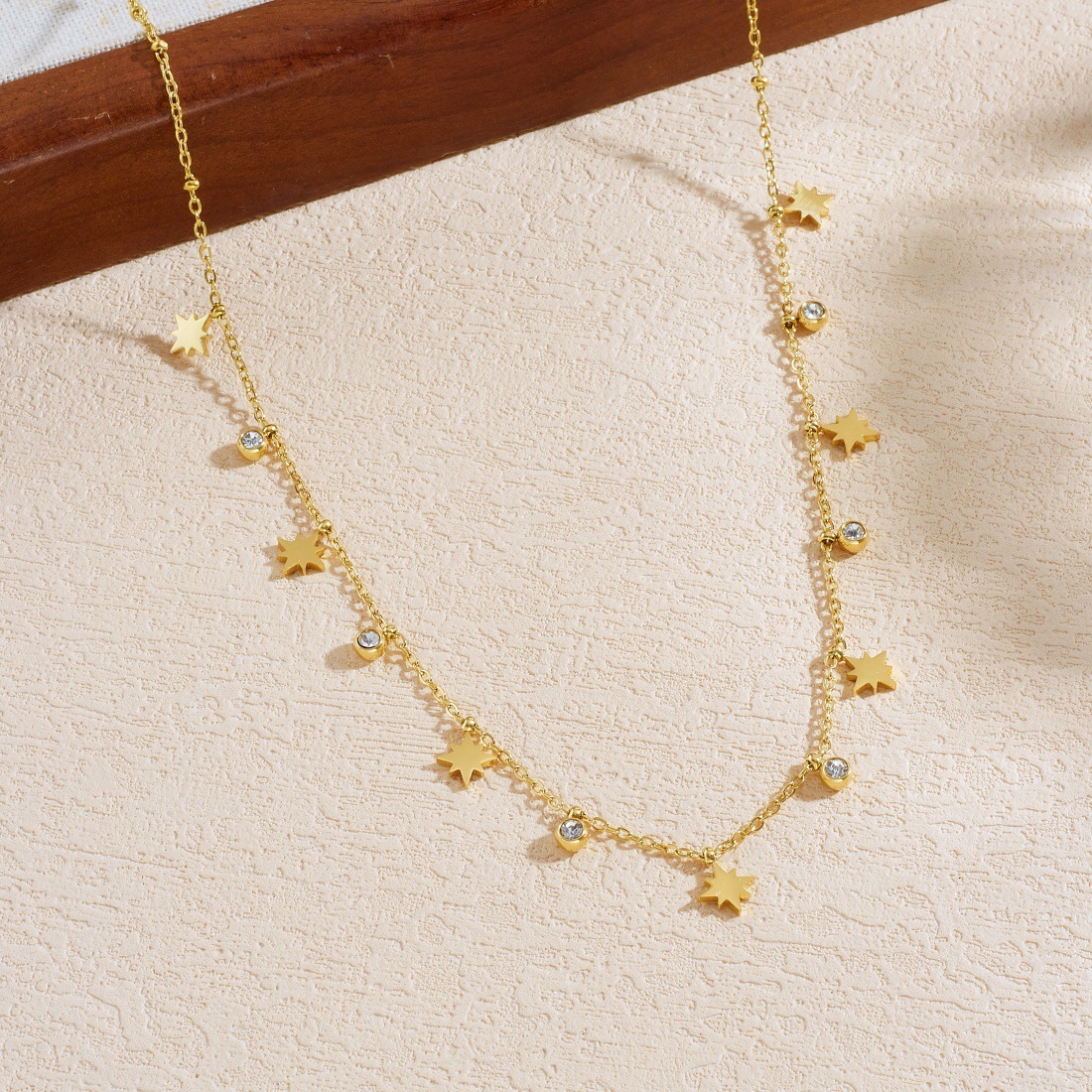 Stylish and simple eight-pointed star diamond-encrusted round pendant accessory gold-plated stainless steel chain jewelry elegant and versatile necklace