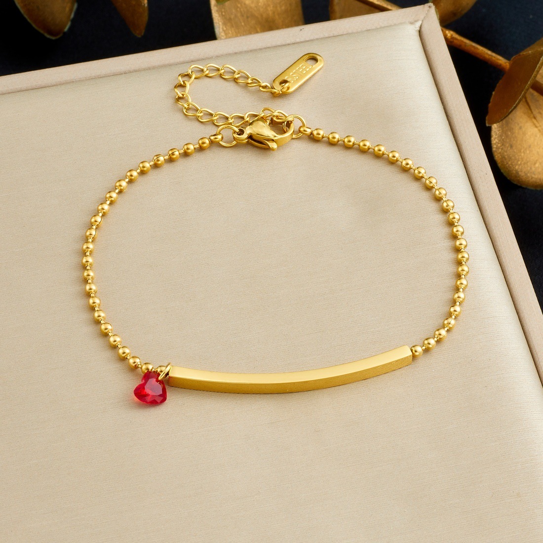 Niche fashion minimalist light luxury gold-plated stainless steel chain bracelet with red heart-shaped pendant, versatile and elegant.