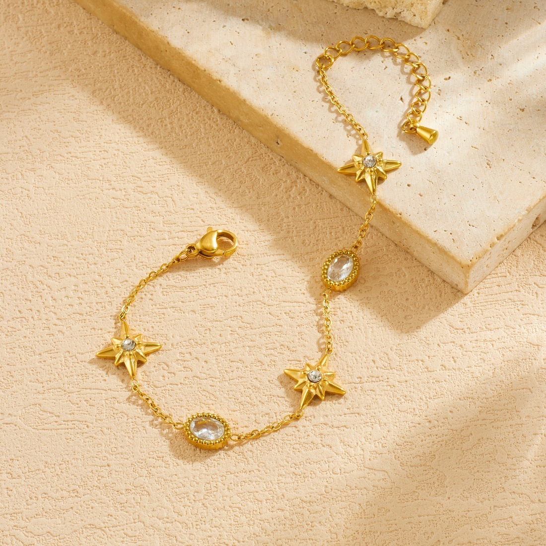 Korean style, fashionable and simple, rhinestone-encrusted oval gold-plated eight-pointed star accessory chain, exquisite stainless steel jewelry bracelet.