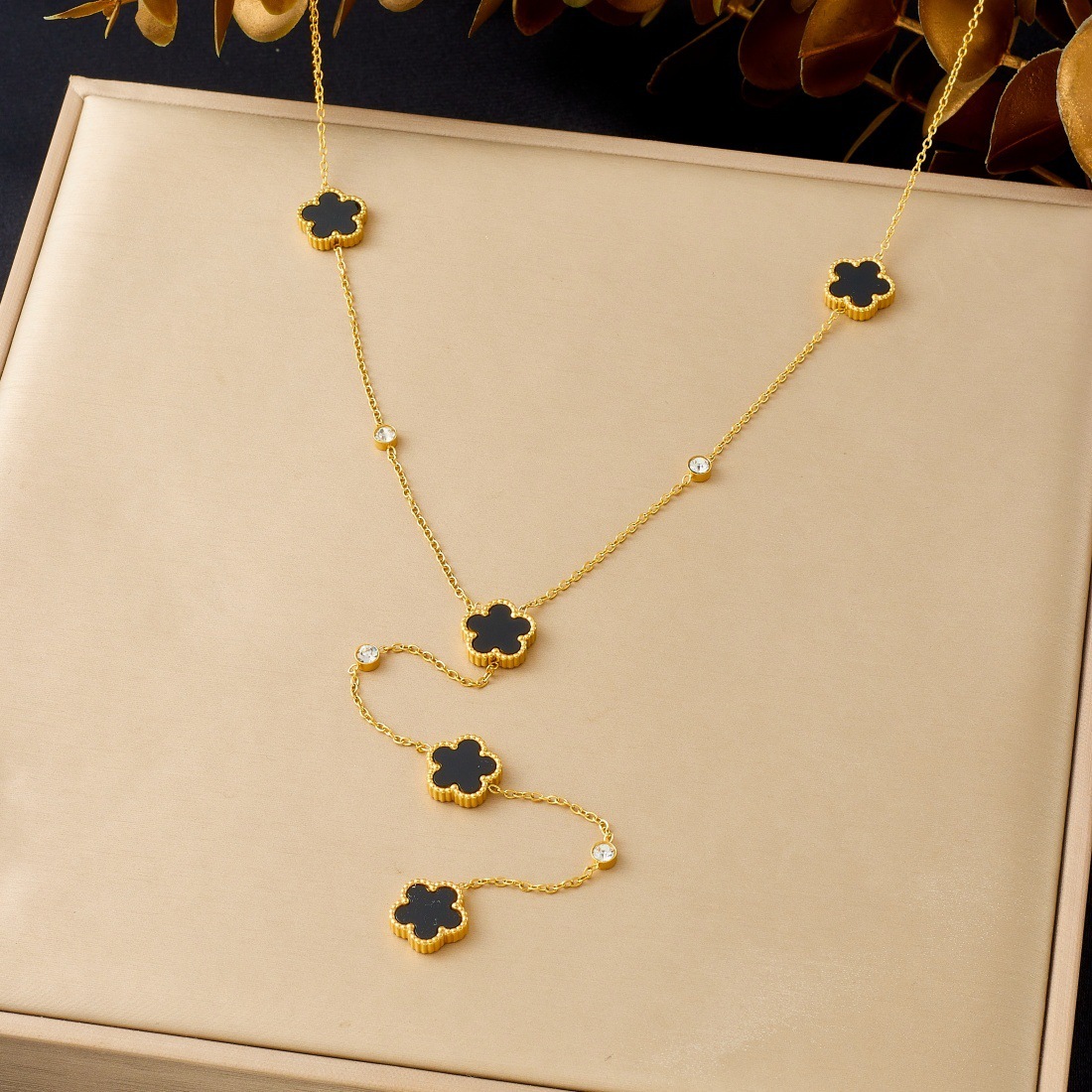 Korean style, fashionable, minimalist, black and white double-sided flower pendant long Y-shaped tassel stainless steel gold-plated necklace.